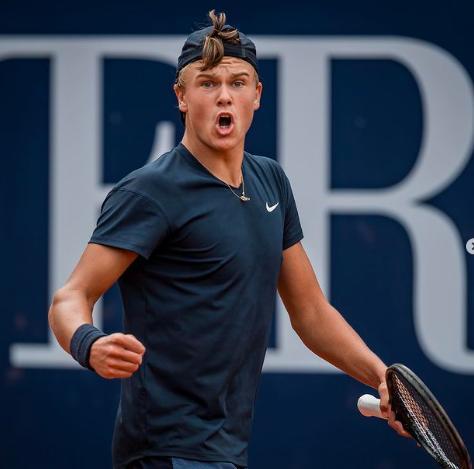 与何卓佳谁 与何卓佳谁